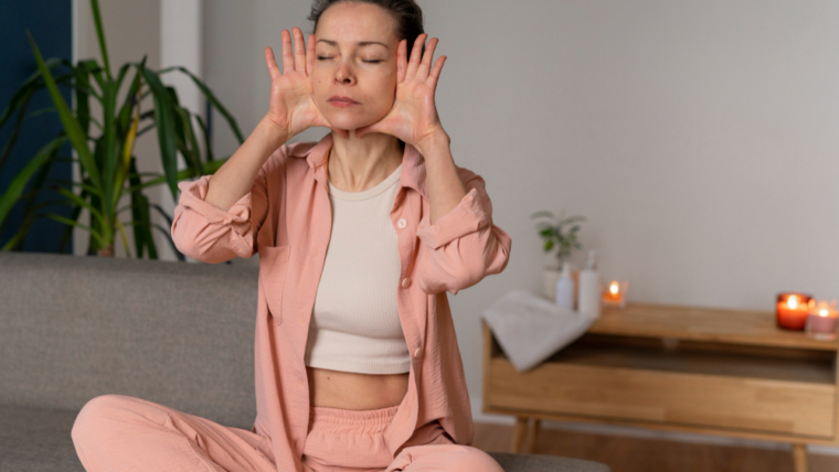 Cara-Melakukan-Face-Yoga-dan-Perbedaannya-dengan-Pijat-Wajah