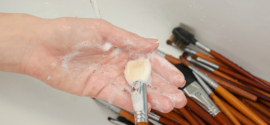 Cara Membersihkan Brush Make Up agar Awet dan Bebas Bakteri